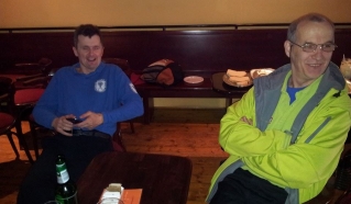 Boštjan Fende in Tomaž Benedičič opazujeta kdo je naslednji.