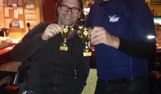 Zmagovalec po turnirju nazdravlja s publiko.