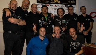 Organizacijska ekipa s finalistoma. Od leve: Vladimir Ilievski, Alen Nadsombat, Nikola Pešo, Mario He, Miha Šinkovec, Miha Vovko, Jurij Potočnik. Spodaj od leve: Matej Dakol, Mitja Gradišnik, Primož 'Lepi čudež' Lesjak.