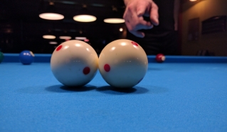 Igralci preverjajo velikosti igralnih kugel.