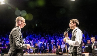Judd Trump v zaključnem govoru pred občinstvom.